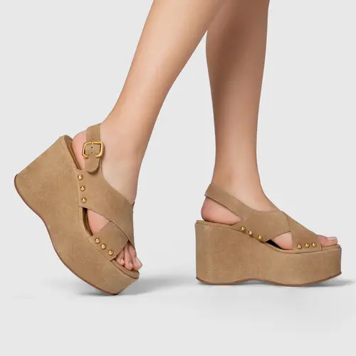 Sandália Tiras Statements Studs Maxi Anabela Bege Almond