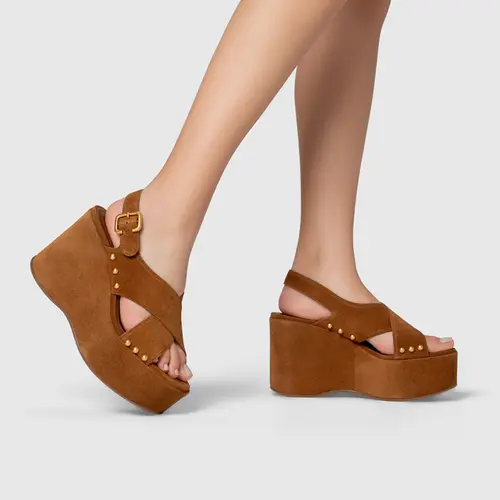 Sandália Tiras Statements Studs Maxi Anabela Marrom Saddle