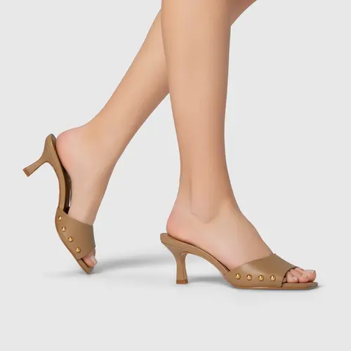 Open Mule Statement Studs Salto Fino Couro Bege Almond