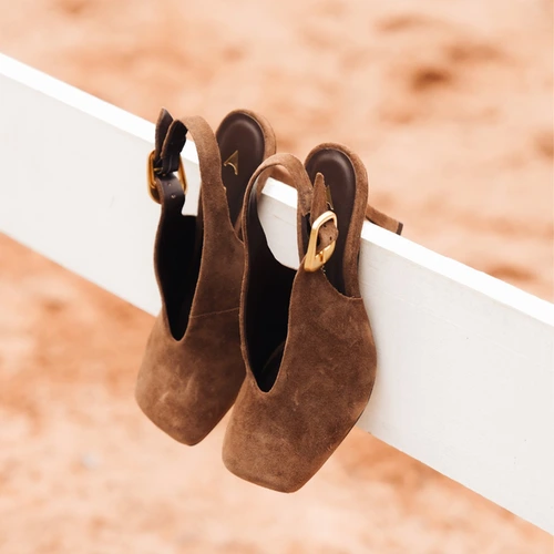 Scarpin Slingback Buckle Salto Fino Couro Suede Marrom Brownie
