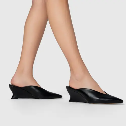 Mule Bico Fino Anabela Slim Couro Preto