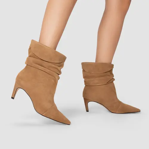 Bota Slouchy Timeless Salto Fino Couro Suede Bege Almond