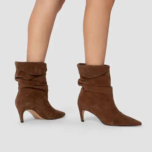 Bota Slouchy Timeless Salto Fino Couro Suede Marrom Brownie