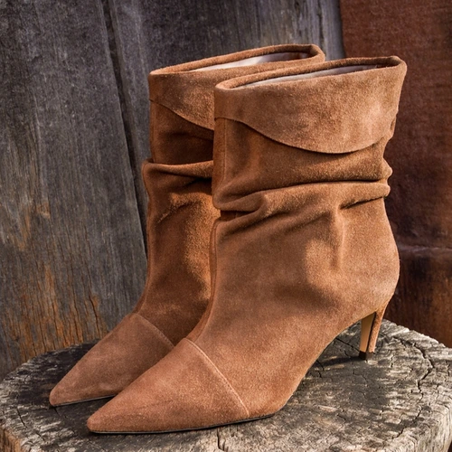 Bota Slouchy Timeless Salto Fino Couro Suede Marrom Brownie