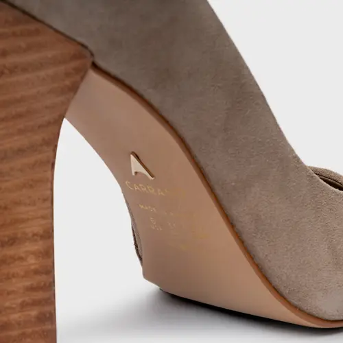 Scarpin Susan Salto Bloco Slim Couro Suede Bege Funghi