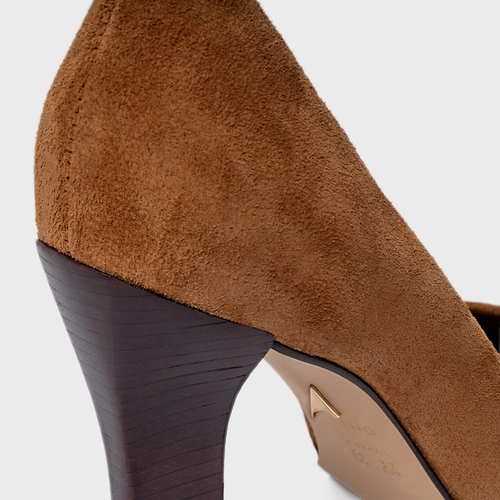 Scarpin Susan Salto Bloco Slim Couro Suede Marrom Saddle