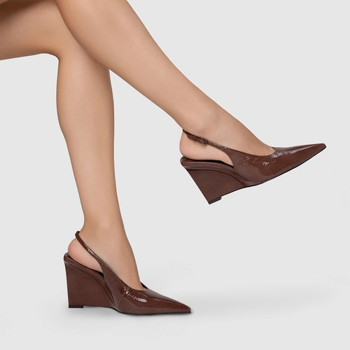 Scarpin Slingback Anabela Addict Couro Verniz Marrom Brownie