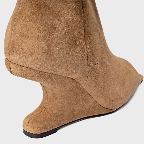 Bota Peep Toe Cano Alto Anabela Curve Couro Suede Bege Almond