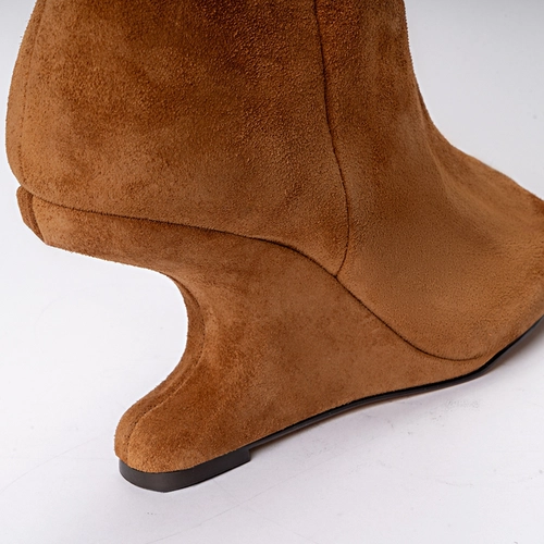 Bota Peep Toe Cano Alto Anabela Curve Couro Suede Marrom Saddle