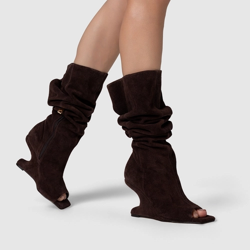 Bota Peep Toe Cano Alto Anabela Curve Couro Suede Marrom Ganache