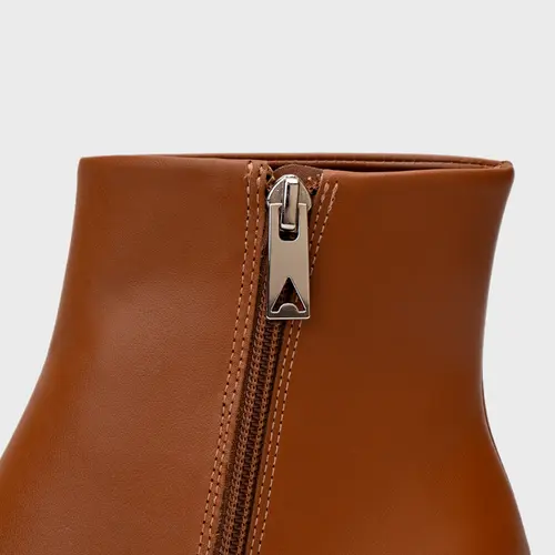 Bota Classic Salto Bloco Couro Marrom Bourbon