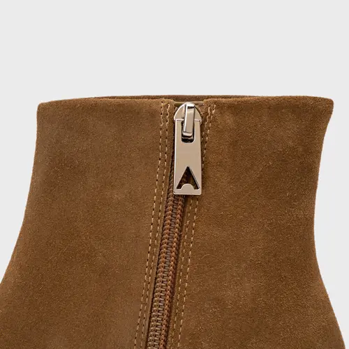 Bota Classic Salto Bloco Couro Suede Bege Safari