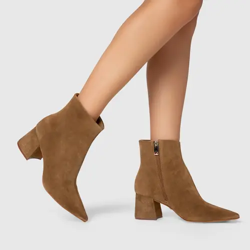 Bota Classic Salto Bloco Couro Suede Bege Safari