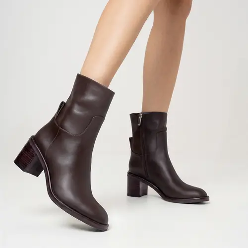 Bota Timeless Salto Bloco Couro Marrom Wardly Brown