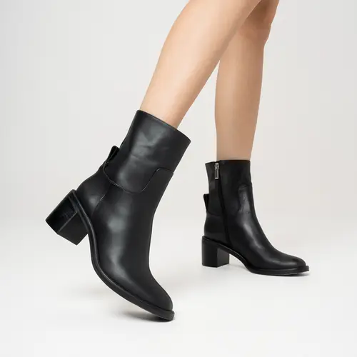 Bota Timeless Salto Bloco Couro Preto