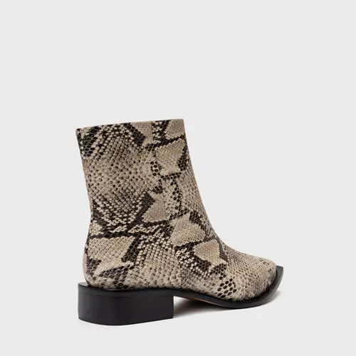 Bota Classic Bico Fino Couro Snake Animal Print Natural