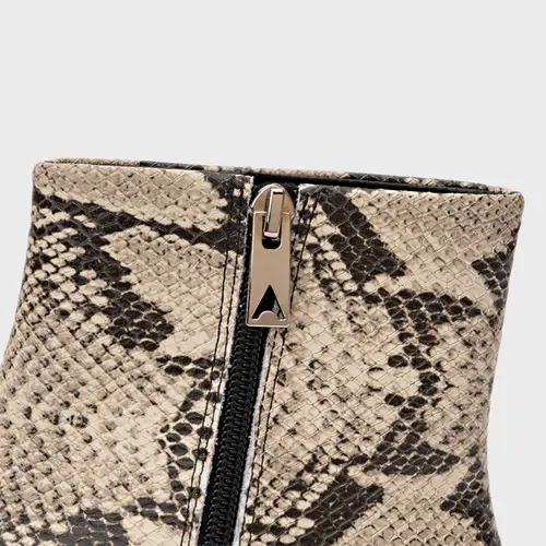 Bota Classic Bico Fino Couro Snake Animal Print Natural