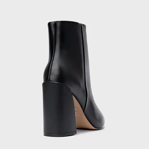 Bota Basic Salto Bloco Bico Fino Couro Preto