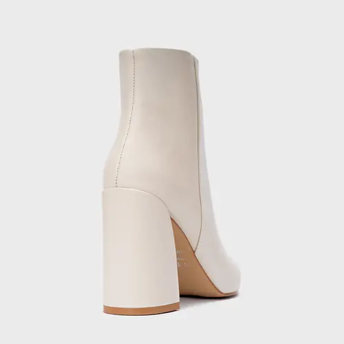 Bota Basic Salto Bloco Bico Fino Couro Off White Cream