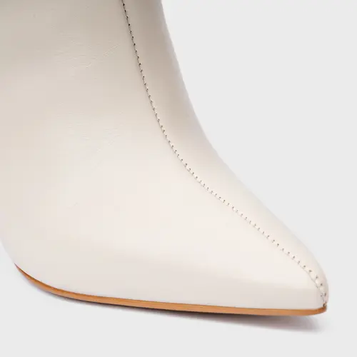 Bota Basic Salto Bloco Bico Fino Couro Off White Cream