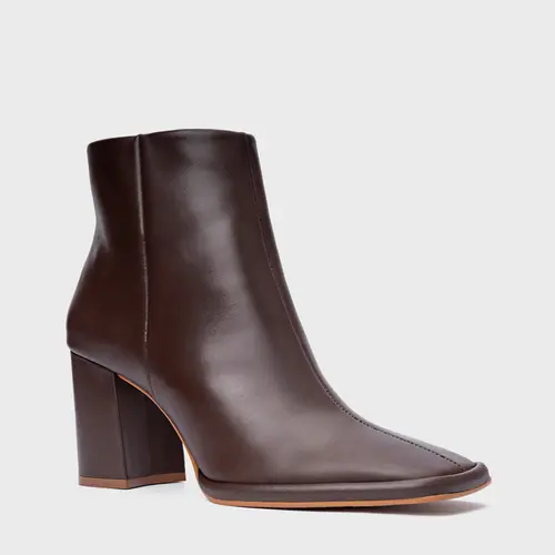 Bota Classic Bico Quadrado Salto Bloco Couro Marrom Wardly Brown