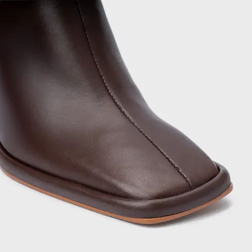 Bota Classic Bico Quadrado Salto Bloco Couro Marrom Wardly Brown