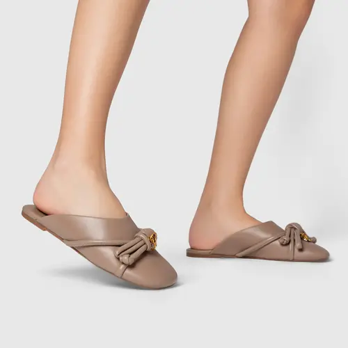 Mule Rasteira Puffy Knot Couro Bege Beaver