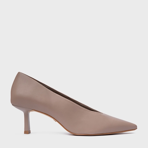 Scarpin Bico Alongado Salto Fino Couro Bege Beaver