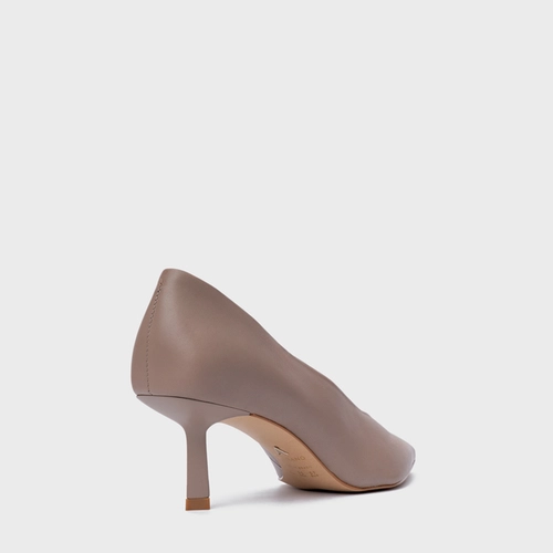 Scarpin Bico Alongado Salto Fino Couro Bege Beaver