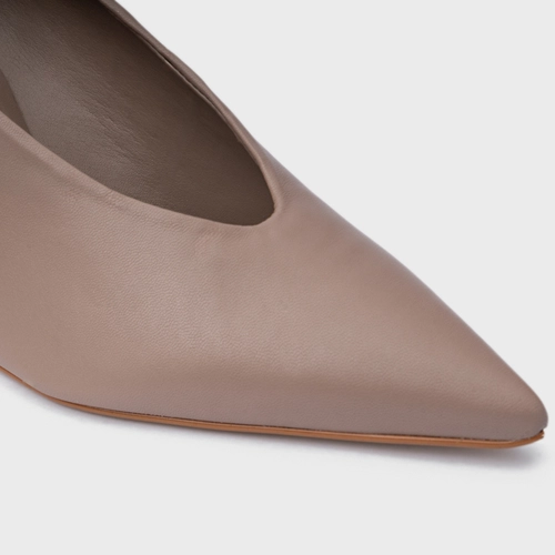 Scarpin Bico Alongado Salto Fino Couro Bege Beaver