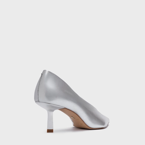 Scarpin Bico Alongado Salto Fino Couro Metalizado Prata