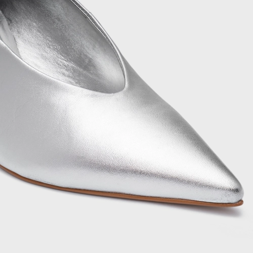 Scarpin Bico Alongado Salto Fino Couro Metalizado Prata