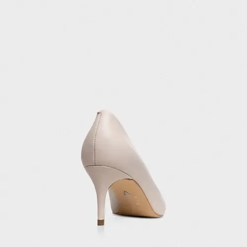 Scarpin Valentina Salto Fino Couro Bege Oatmeal