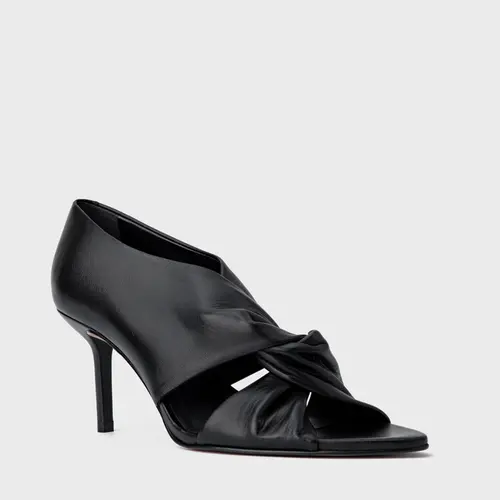 Scarpin Bold Twist Salto Fino Couro Preto