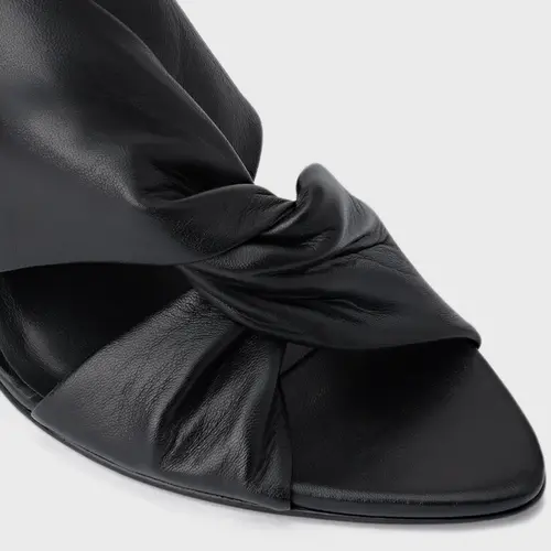 Scarpin Bold Twist Salto Fino Couro Preto