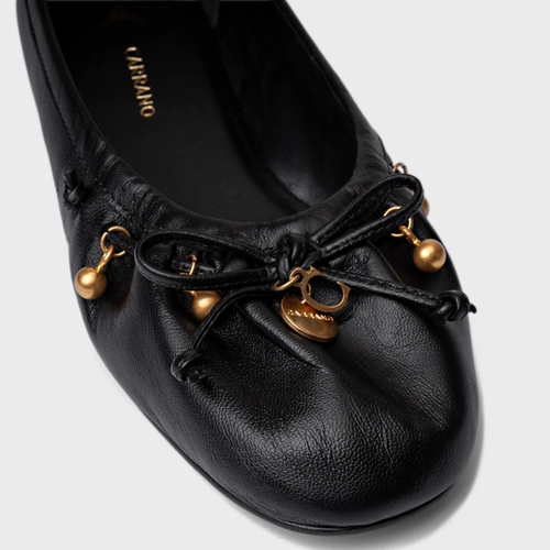 Sapatilha Charm Medalha Couro Preto