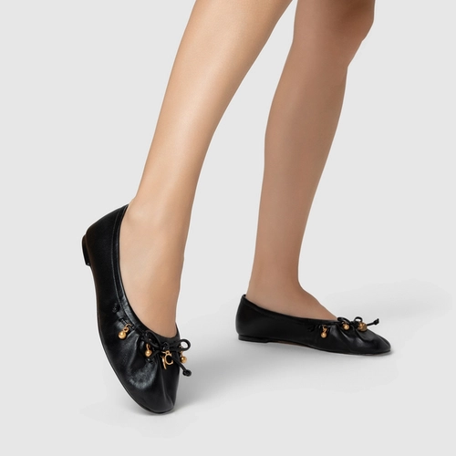 Sapatilha Charm Medalha Couro Preto