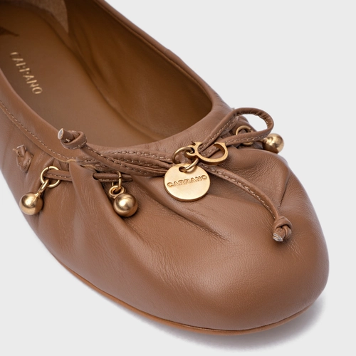 Sapatilha Charm Medalha Couro Marrom Gingerbread