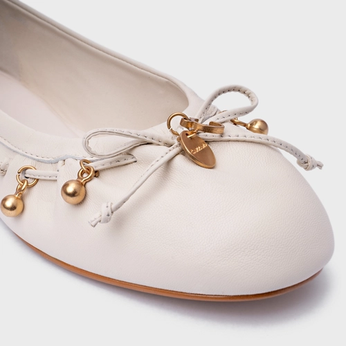 Sapatilha Charm Medalha Couro Off White Vanilla