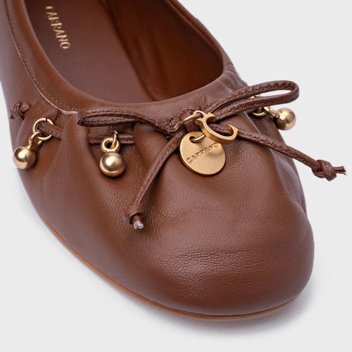 Sapatilha Charm Medalha Couro Marrom Walnut