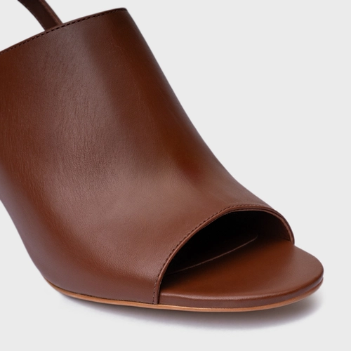 Sandália Close Salto Bloco Couro Marrom Walnut