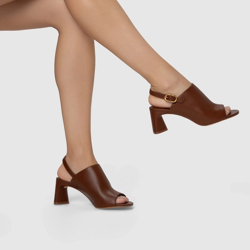 Sandália Close Salto Bloco Couro Marrom Walnut
