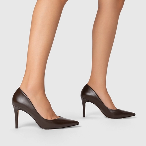 Scarpin Beatriz Salto Fino Couro Marrom Ganache