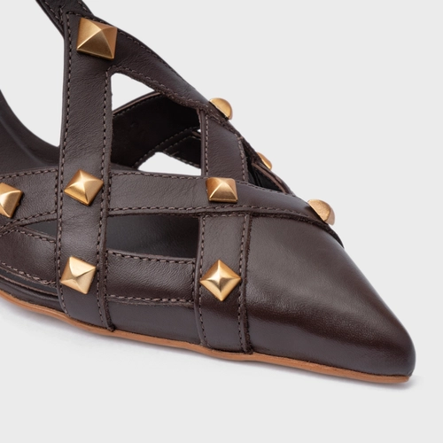 Scarpin Slingback Tachas Salto Fino Couro Marrom Ganache