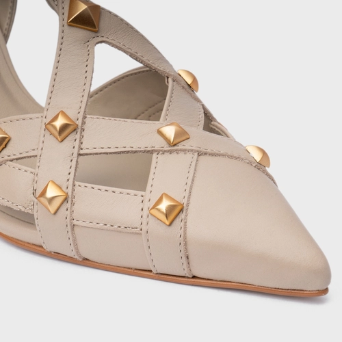Scarpin Slingback Tachas Salto Fino Couro Bege Oatmeal