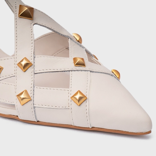 Scarpin Slingback Tachas Salto Fino Couro Off White Vanilla