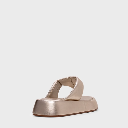 Rasteira Papete Thong Couro Metalizado Champagne