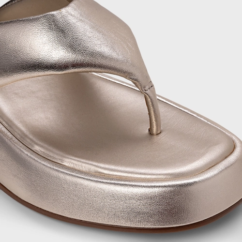 Rasteira Papete Thong Couro Metalizado Champagne