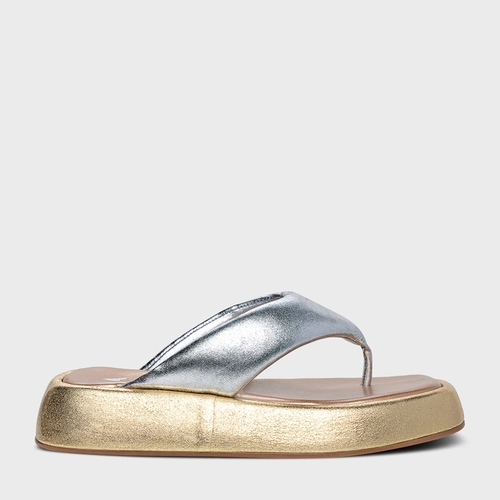 Rasteira Papete Thong Couro Metalizado Dourado e Prata