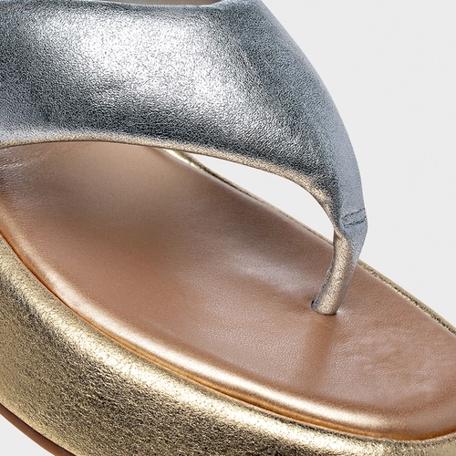 Rasteira Papete Thong Couro Metalizado Dourado e Prata